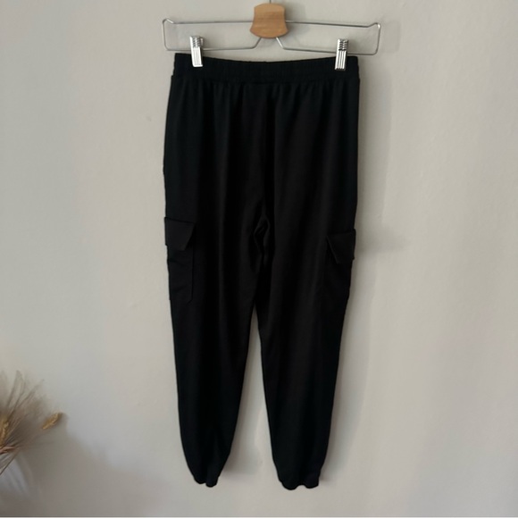 Vuori Boyfriend Cargo Jogger Sweatpant in Black Heather - Picture 10 of 11